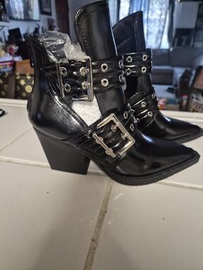 Black Buckle-Accent Women's Ankle Boots